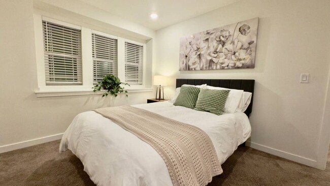 Building Photo - 5 Bedroom / 3 Bath Home with Fully Fenced ...
