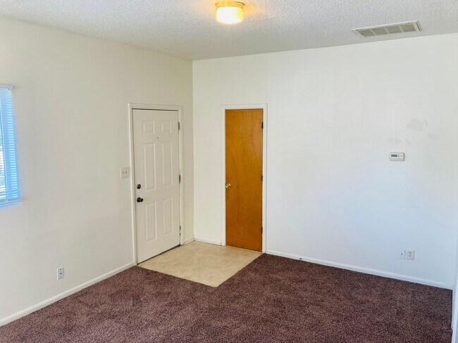 Building Photo - Cute and Cozy, Close to Fort Riley!
