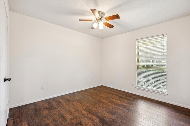 Building Photo - Beautifully crafted 3 Bed 2 Bath home in L...