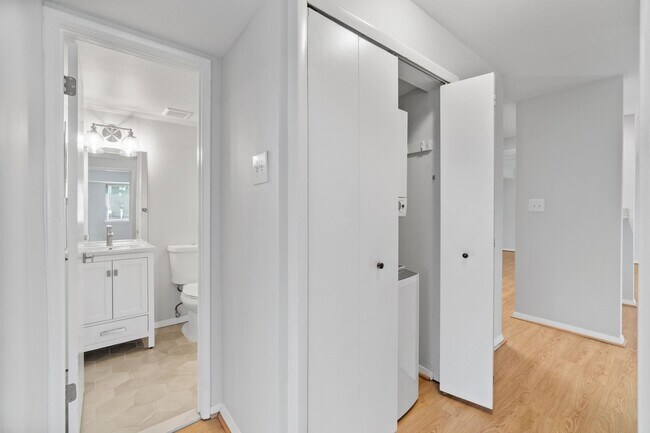 Building Photo - Fairwinds. Renovated and Updated. Spacious 2 bed 2 bath ground level condo in Annapolis!