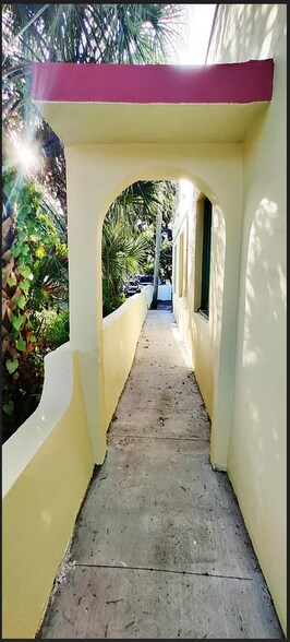 Building Photo - 404 N Ridgewood Ave