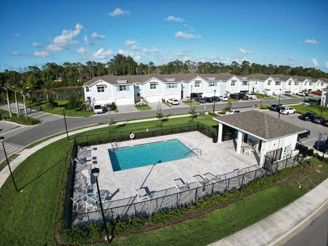 Building Photo - 5784 SE Edgewater Cir