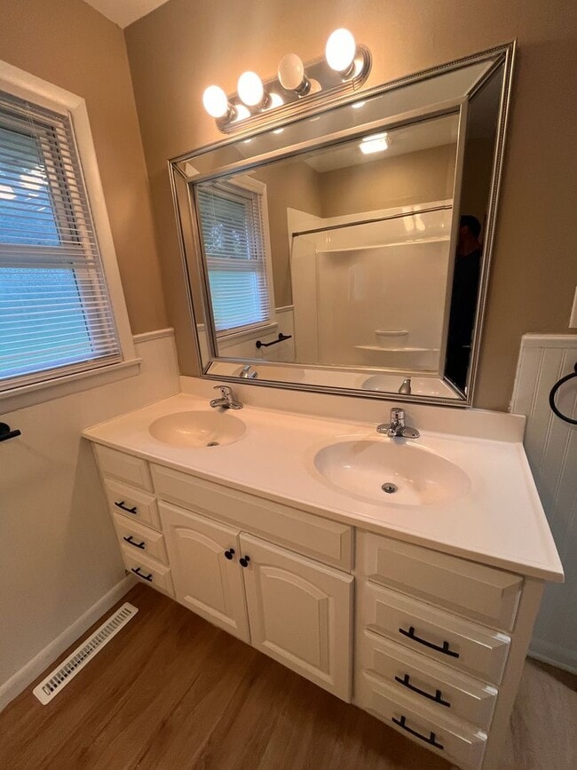 Building Photo - 3 bedroom 2 bathroom located near MSU