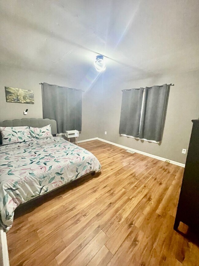 Building Photo - Welcome to this charming 3-bedroom, 1-bath...