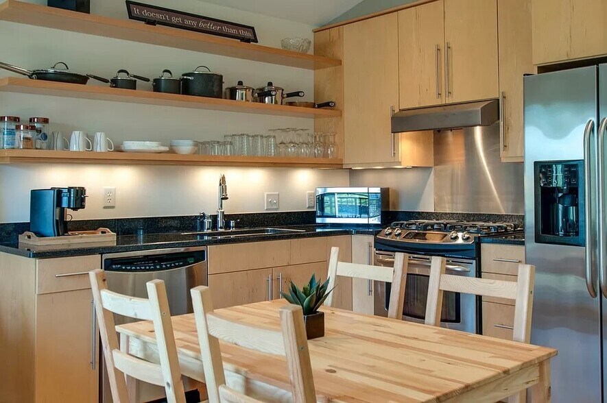 Gas cooktop and high quality appliances. - 324 Van Buren St