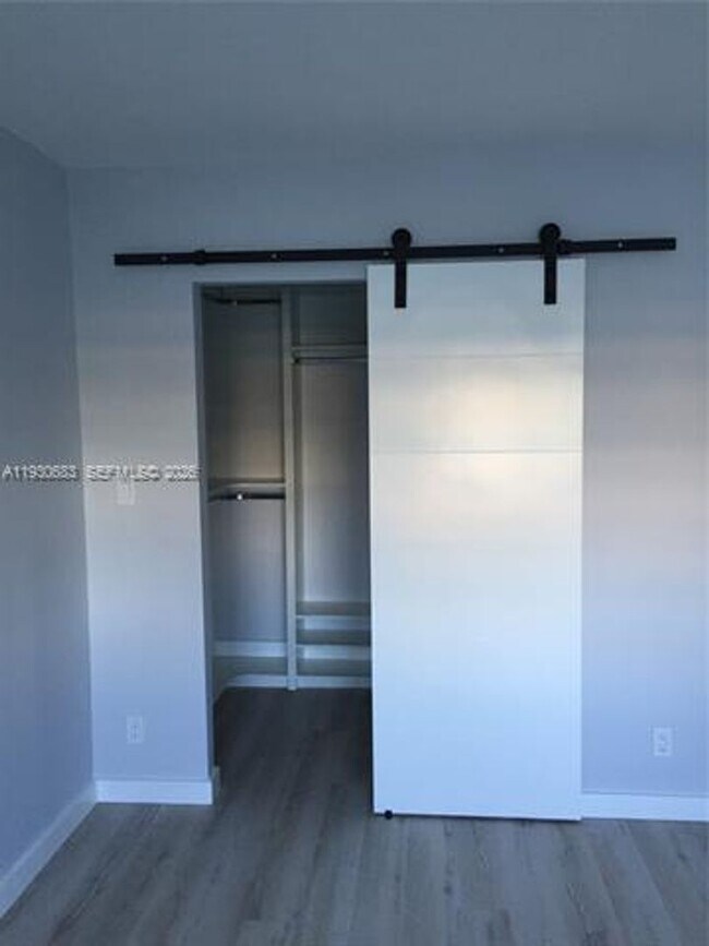 Building Photo - 10101 E Bay Harbor Dr