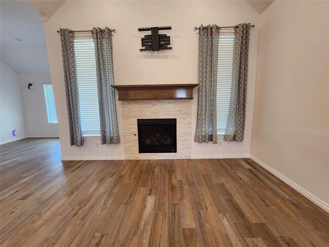 Building Photo - 16013 Dahlia Rd