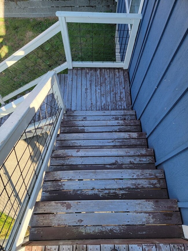 Building Photo - Bright and cheery 2 bed top level apartment in convenient Bremerton location