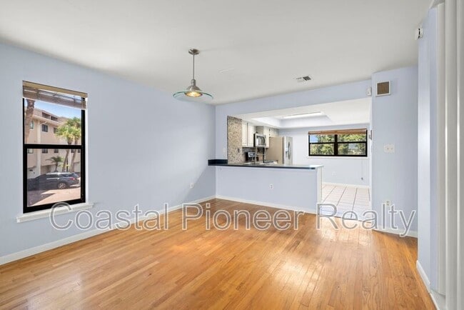 Building Photo - 12356 Capri Cir N