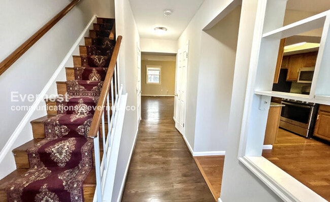 Building Photo - 2058 Mayflower Dr