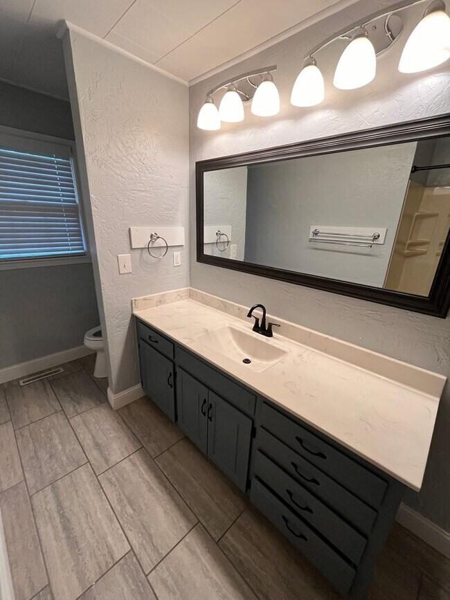 Building Photo - 3-Bed, 2-bath Luxury Southern Hills Designer Home!