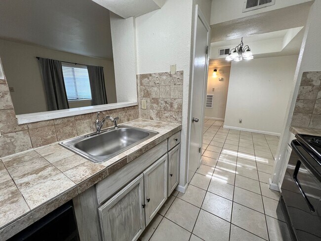 Building Photo - ground floor 1 bedroom condo!