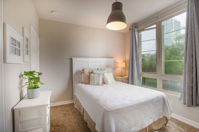 Building Photo - Beautifully Renovated 3Bed/2Bath Corner Un...