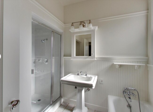 Building Photo - Expansive Top-Floor Richmond Flat | 2BD + Sunroom | Parking Included | Nearly 1,900 Sq. Ft.
