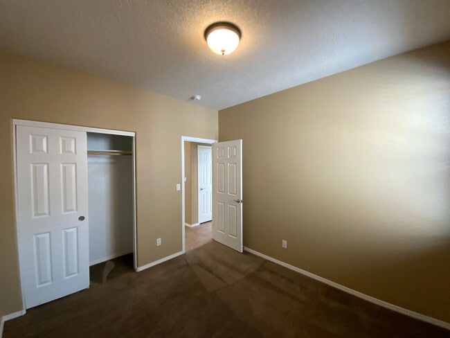 Building Photo - 3 Bedroom Single Story Home Available Near...
