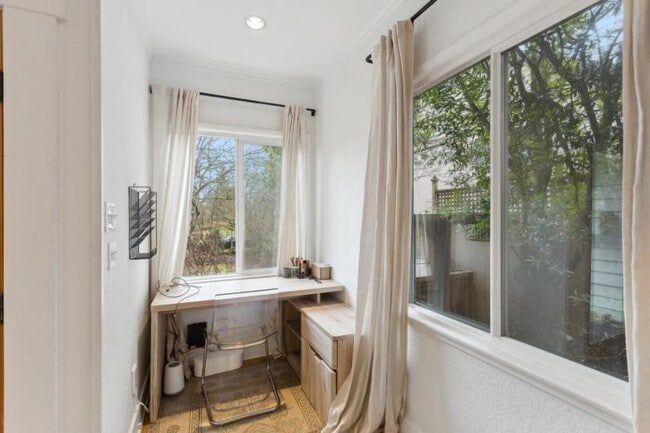 Building Photo - 2 bedroom in Seattle WA 98106