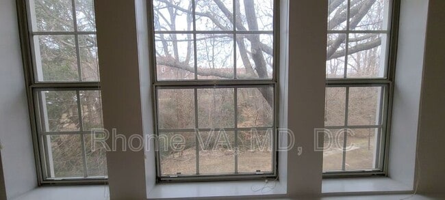 Building Photo - 1745 N Troy St