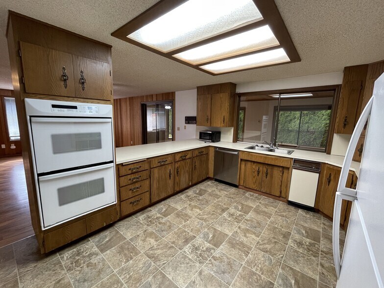 Kitchen - 11923 Canyon Rd E