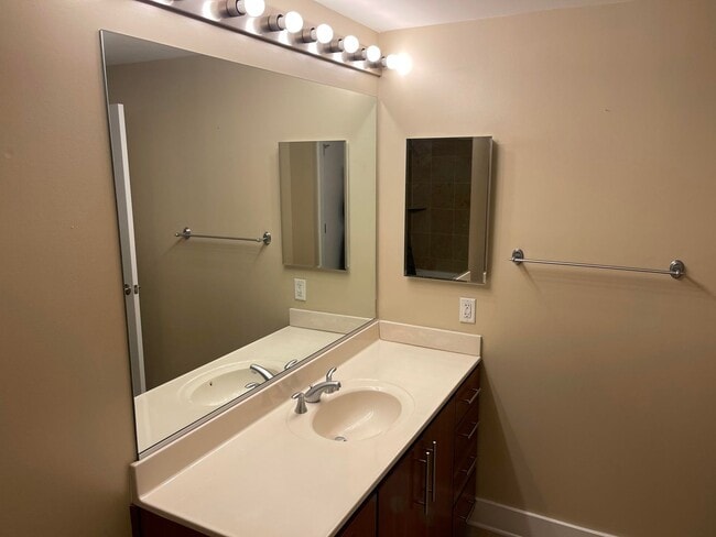 Building Photo - Luxury Condo on the Waterfront, with dedic...