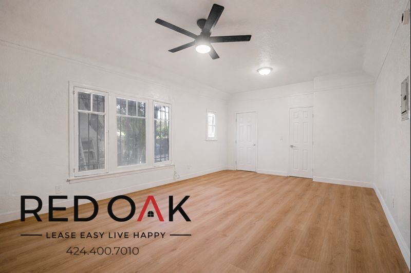 Building Photo - 704 W 54th St