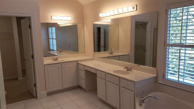 Building Photo - 3281 Winthrop Cir