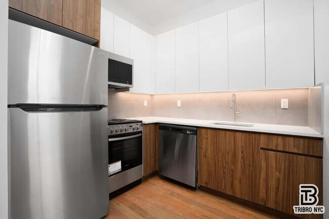 Building Photo - 3 bedroom in BROOKLYN NY 11206