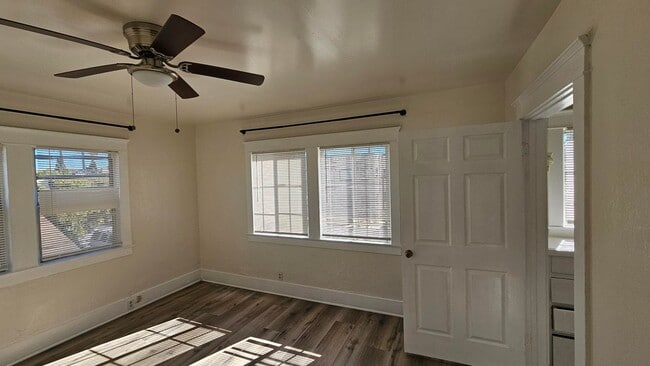 Building Photo - **519 E 17th St Long Beach** Upstairs 2 be...