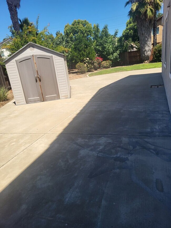 Building Photo - Gorgeous 5bd-3bth Available now!!
