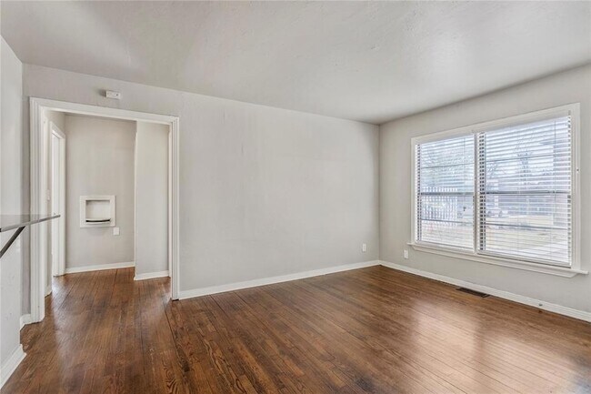 Building Photo - 1217 N Blackwelder Ave