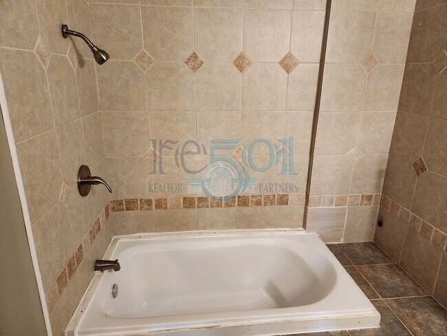 Building Photo - Historical 3 Bedroom 1 Bathroom!