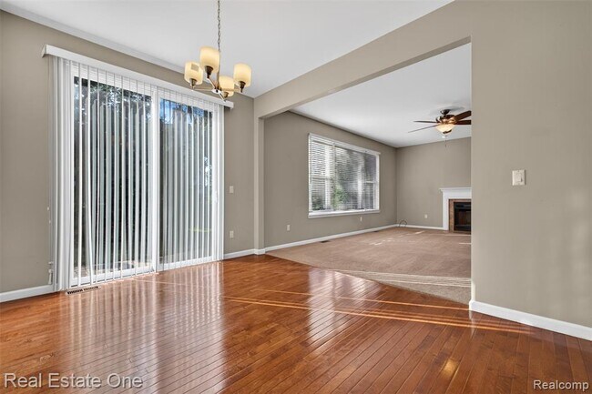Building Photo - 699 Bay Pointe Dr