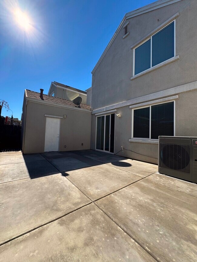 Building Photo - 3BR SFR w/ Tandem Garage & Fenced Yard near Boxwood St