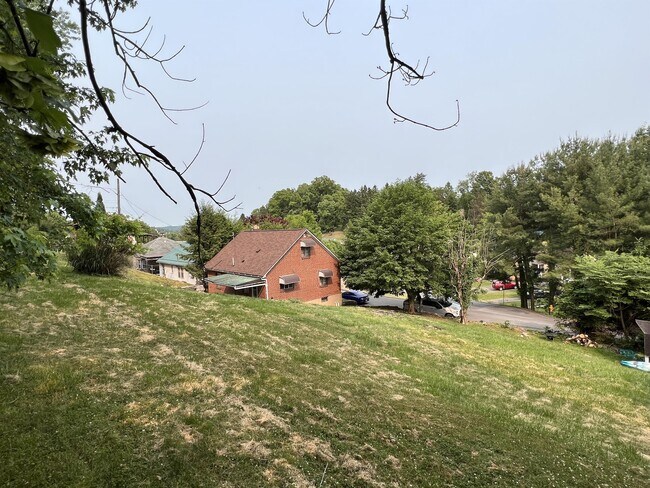 Building Photo - 1135 Sunset Dr