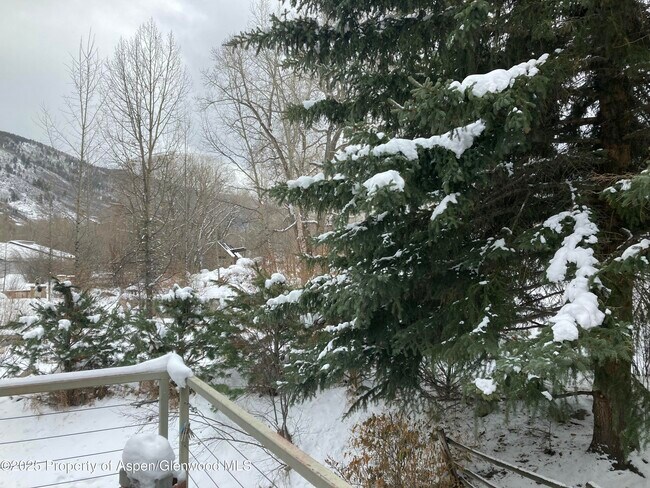 Building Photo - 410 N Mill St