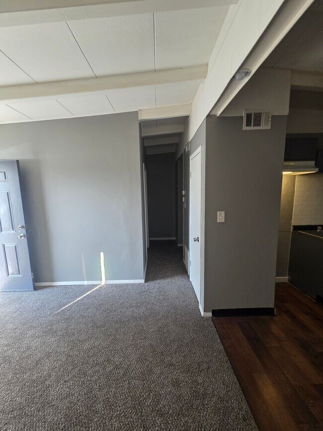 Building Photo - 500 St Barbara Ln
