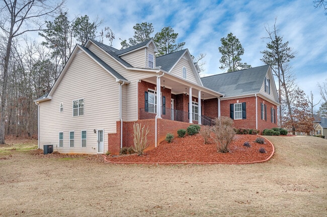 Building Photo - Huge 2 Homes in 1 with 2 full kitchens