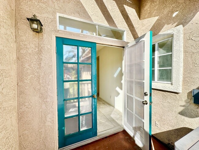Building Photo - Beautiful Upstairs Condo Unit in the Priva...