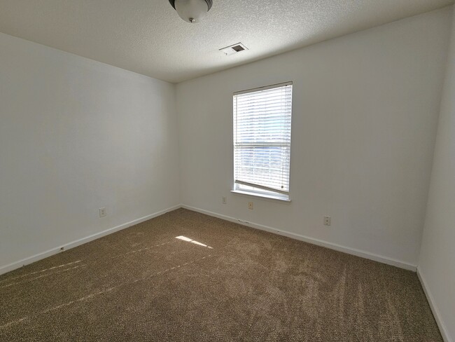 Building Photo - 405 Juniper Leaf Way