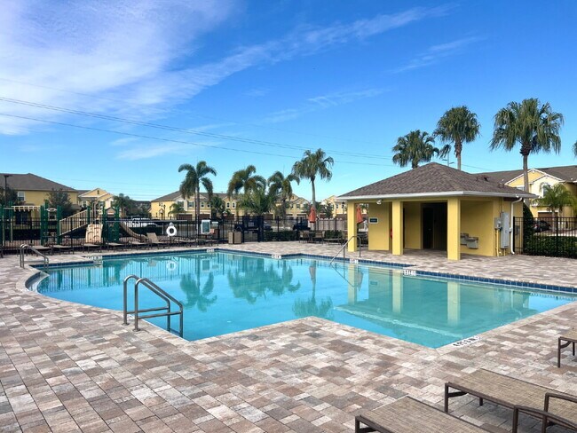 Building Photo - Available Now!  Charming 3-Bedroom Townhou...