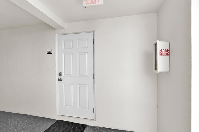 Building Photo - 1169 Hillsboro Mile