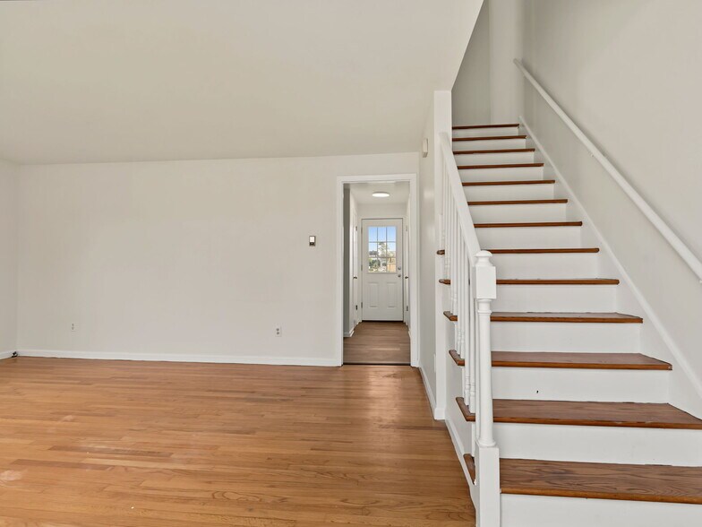 Building Photo - 108 Kenwood Ave