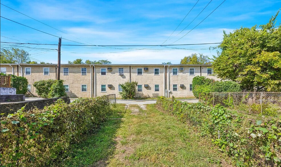 Building Photo - 108 Maple St