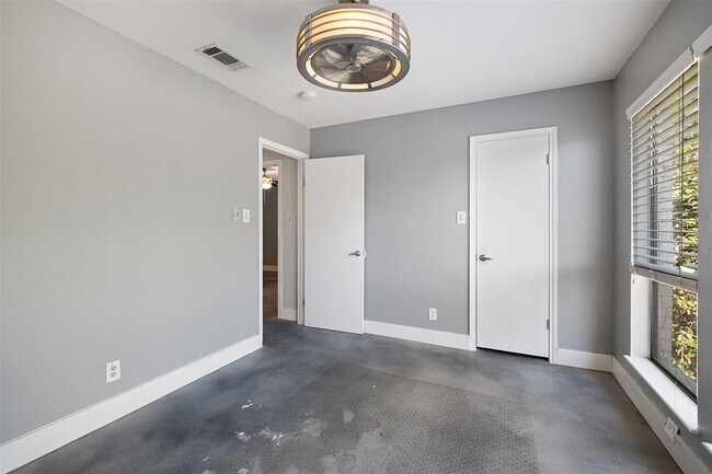 Building Photo - 2025 Monarch Dr
