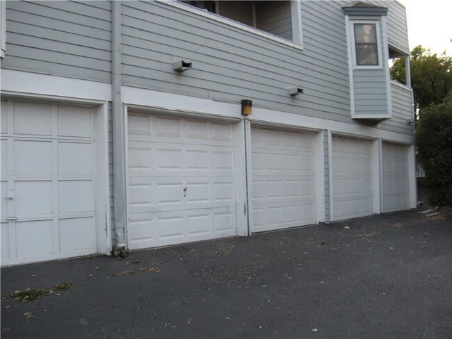 Building Photo - Gables 11 - 2 Bed - 1 1/2 Bath - 2 Car Personal Garage