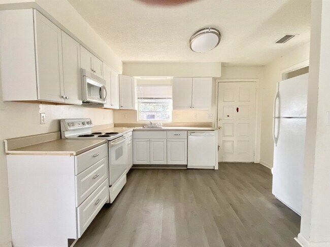 Building Photo - 3715 Bluff Ln