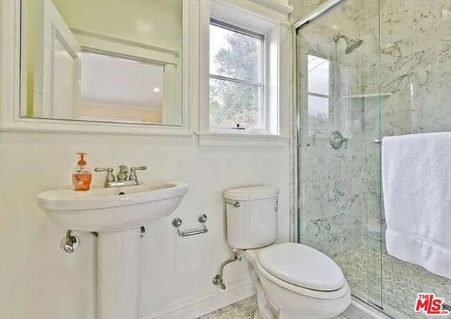 Building Photo - 580 N Kenter Ave