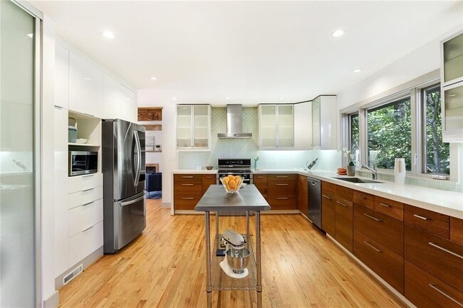 Building Photo - 1995 Commodore Ln