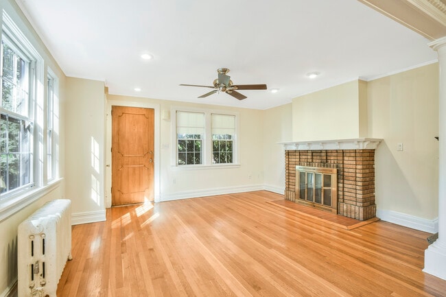 Building Photo - 806 Pelhamdale Ave