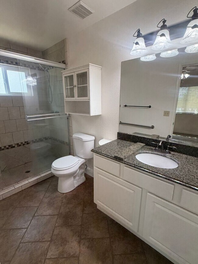 Building Photo - Charming 3 bedroom 2 bathroom home located in Hanford