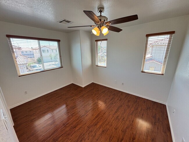 Building Photo - Beautiful 5Bed/2.5Bath/2Car home located near Seven Hills